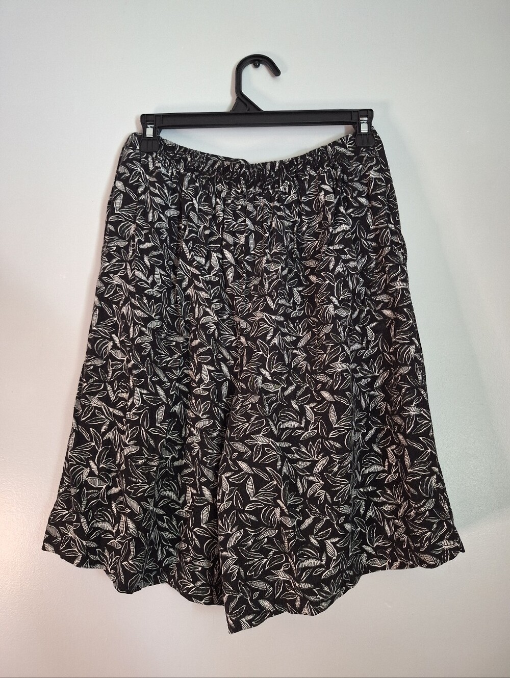 Vintage Black and White Leaf Patterned Flowy Shorts